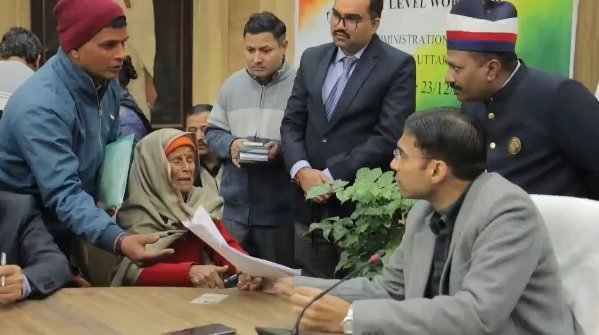 जिलाधिकारी सविन बंसल ने सुनी जनता की समस्याएँ, अधिकारियों को त्वरित समाधान के दिए निर्देश। जिलाधिकारी सविन बंसल ने सुनी जनता की समस्याएँ, अधिकारियों को त्वरित समाधान के दिए निर्देश।