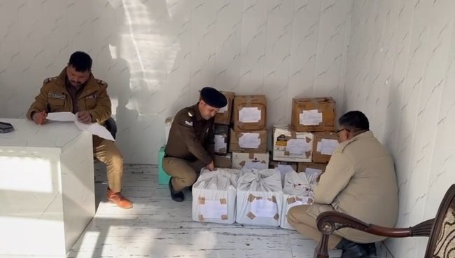 आगामी नगर निकाय चुनाव के दृष्टिगत दून पुलिस की बड़ी कार्यवाही, भारी मात्रा में विदेशी और इम्पोर्टेड शराब का जखीरा किया बरामद। आगामी नगर निकाय चुनाव के दृष्टिगत दून पुलिस की बड़ी कार्यवाही, भारी मात्रा में विदेशी और इम्पोर्टेड शराब का जखीरा किया बरामद।