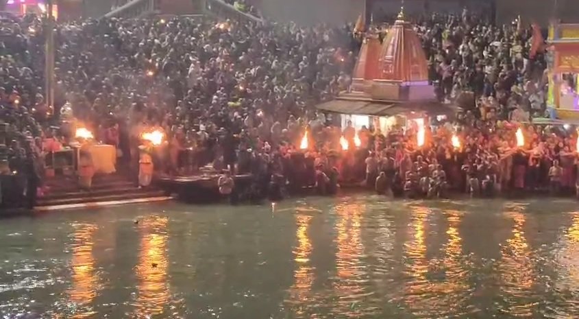 हरिद्वार में सोमावती अमावस्या पर श्रद्धालुओं की भारी भीड़, पुलिस ने किये सुरक्षा इंतजाम पुख्ता। हरिद्वार में सोमावती अमावस्या पर श्रद्धालुओं की भारी भीड़, पुलिस ने किये सुरक्षा इंतजाम पुख्ता।