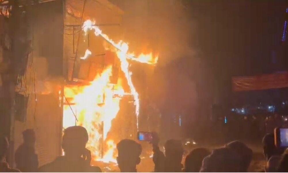हल्द्वानी के नया बाजार में लगी भीषण आग, चार दुकानें सहित गांधी आश्रम जलकर खाक।