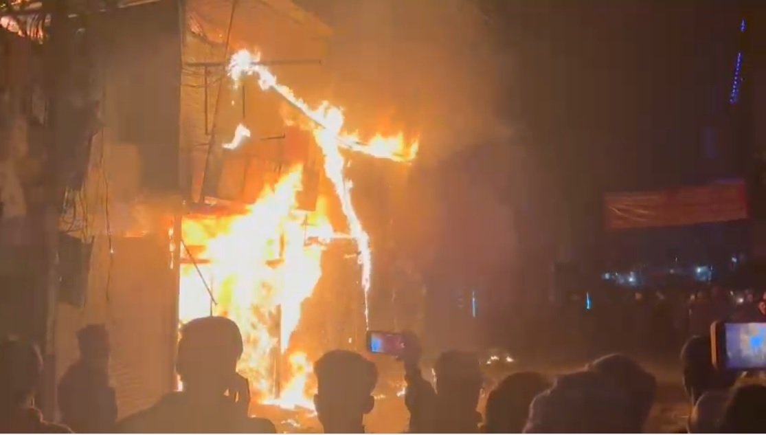 हल्द्वानी के नया बाजार में लगी भीषण आग, चार दुकानें सहित गांधी आश्रम जलकर खाक। हल्द्वानी के नया बाजार में लगी भीषण आग, चार दुकानें सहित गांधी आश्रम जलकर खाक।