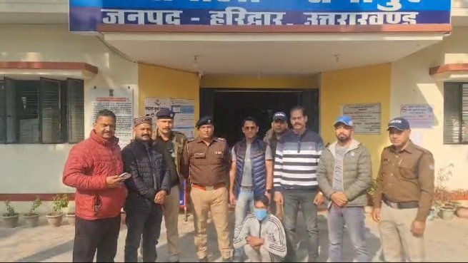 पुलिस की बड़ी सफलता, दस माह से फरार चौपहिया वाहन चोरी गैंग का इनामी बदमाश गिरफ्तार। पुलिस की बड़ी सफलता, दस माह से फरार चौपहिया वाहन चोरी गैंग का इनामी बदमाश गिरफ्तार।