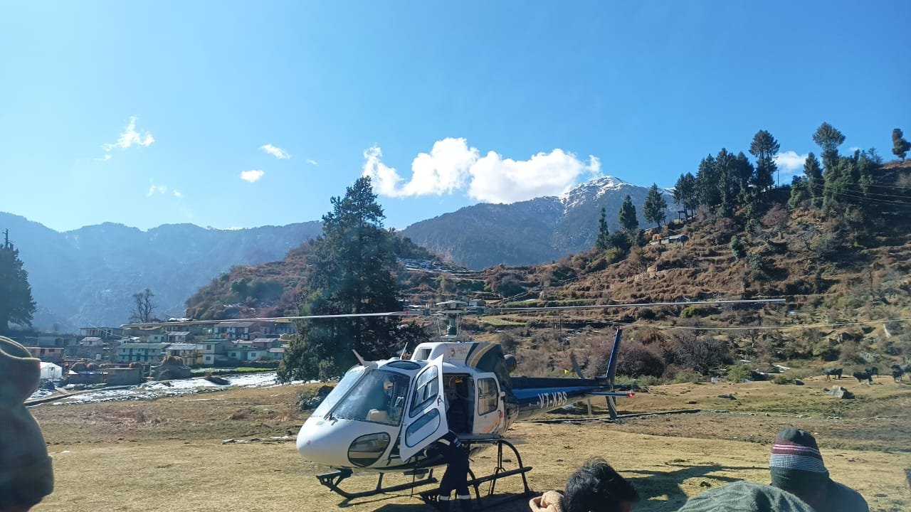 सीएम पुष्कर सिंह धामी की पहल: हैली एंबुलेंस से डुमक पहुंचे पैरालाइज मरीज, परिजनों ने जताया आभार। सीएम पुष्कर सिंह धामी की पहल: हैली एंबुलेंस से डुमक पहुंचे पैरालाइज मरीज, परिजनों ने जताया आभार।