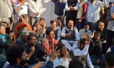 कांग्रेस के वरिष्ठ नेता प्रीतम सिंह ने दिया सांकेतिक धरना, सरकार पर शिक्षा और स्वास्थ्य के मुद्दे पर कसा तंज।