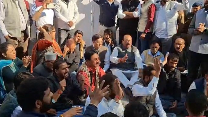 कांग्रेस के वरिष्ठ नेता प्रीतम सिंह ने दिया सांकेतिक धरना, सरकार पर शिक्षा और स्वास्थ्य के मुद्दे पर कसा तंज। कांग्रेस के वरिष्ठ नेता प्रीतम सिंह ने दिया सांकेतिक धरना, सरकार पर शिक्षा और स्वास्थ्य के मुद्दे पर कसा तंज।