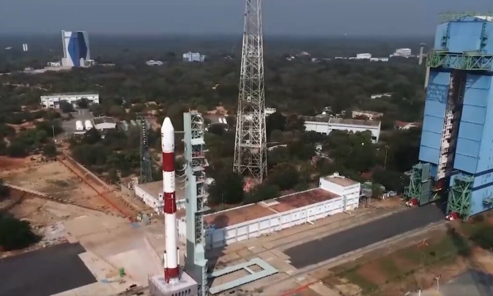 इसरो ने ‘स्पेडेक्स’ मिशन की लॉन्चिंग को 2 मिनट आगे बढ़ाया, स्पेस डॉकिंग की दिशा में महत्वपूर्ण कदम।