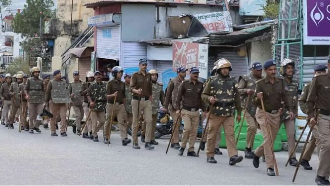 उत्तरकाशी में मस्जिद विवाद को लेकर देवभूमि विचार मंच की आज महापंचायत, पुलिस ने किए सुरक्षा के कड़े इंतजाम। उत्तरकाशी में मस्जिद विवाद को लेकर देवभूमि विचार मंच की आज महापंचायत, पुलिस ने किए सुरक्षा के कड़े इंतजाम।