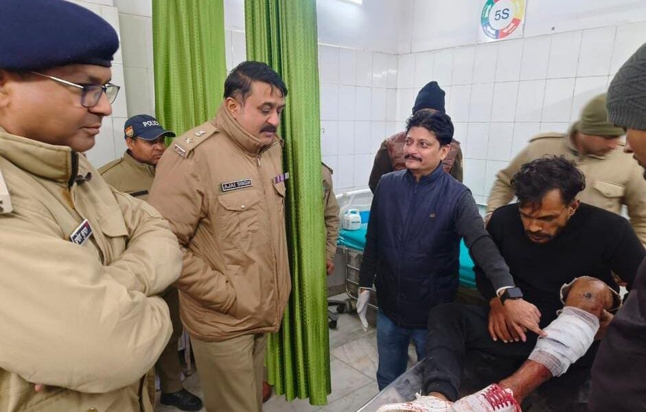 देहरादून में देर रात पुलिस और बदमाशों के बीच मुठभेड़, एक के पैर में लगी गोली, घायल का अस्पताल में चल रहा इलाज।