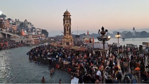 हरिद्वार में मकर संक्रान्ति पर श्रद्धालुओं का सैलाब, गंगा में स्नान के लिए पहुंची लाखों की भीड़… हरिद्वार में मकर संक्रान्ति पर श्रद्धालुओं का सैलाब, गंगा में स्नान के लिए पहुंची लाखों की भीड़…