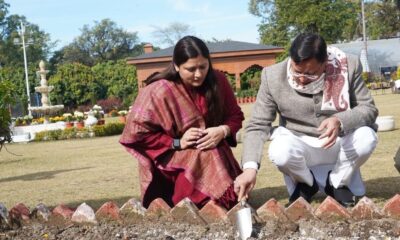 मुख्यमंत्री पुष्कर सिंह धामी ने किया ट्यूलिप बल्बों का रोपण, किसानों को फूलों की खेती के लिए किया प्रोत्साहित।