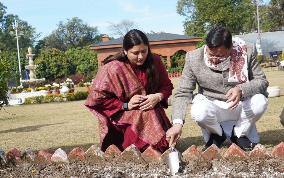 मुख्यमंत्री पुष्कर सिंह धामी ने किया ट्यूलिप बल्बों का रोपण, किसानों को फूलों की खेती के लिए किया प्रोत्साहित।