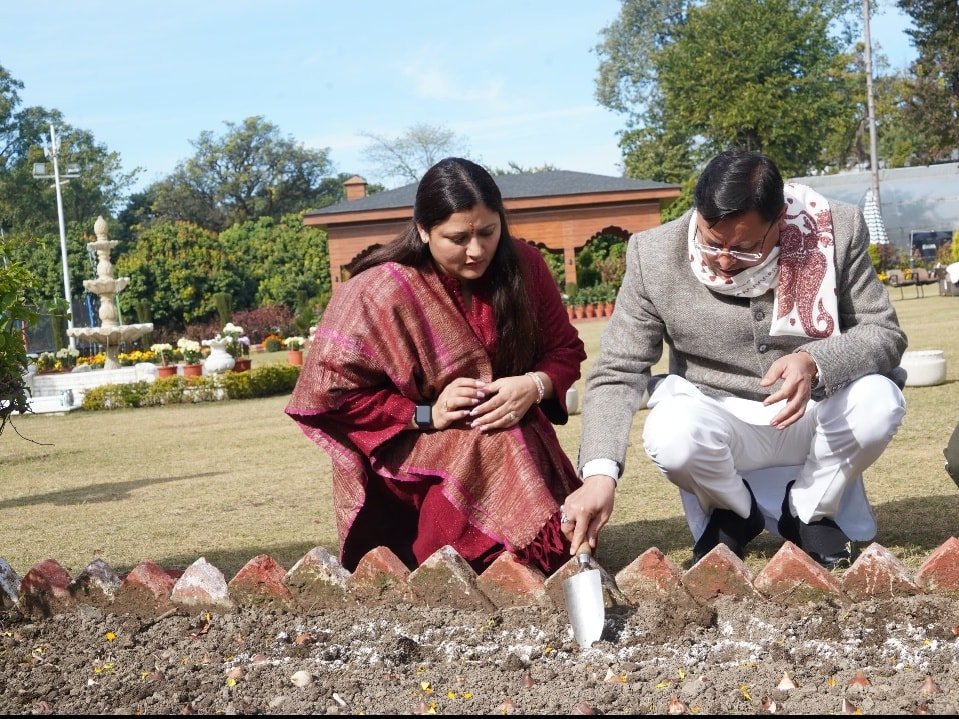 मुख्यमंत्री पुष्कर सिंह धामी ने किया ट्यूलिप बल्बों का रोपण, किसानों को फूलों की खेती के लिए किया प्रोत्साहित। मुख्यमंत्री पुष्कर सिंह धामी ने किया ट्यूलिप बल्बों का रोपण, किसानों को फूलों की खेती के लिए किया प्रोत्साहित।