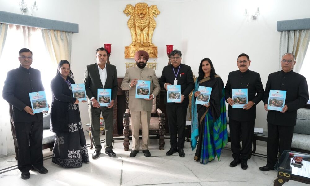 राज्यपाल गुरमीत सिंह से लोक सेवा आयोग के अध्यक्ष डॉ. रवि दत्त गोदियाल ने की मुलाकात, सौंपा 23वां वार्षिक प्रतिवेदन।