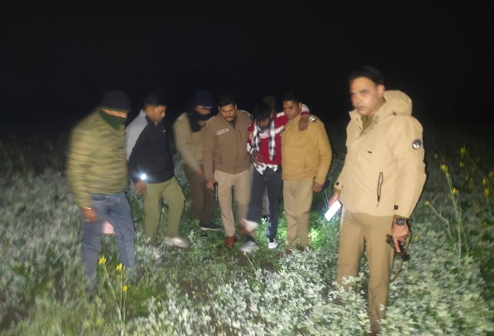 देर रात हरिद्वार पुलिस और नशा तस्करों के बीच मुठभेड़, एक बदमाश घायल, 900 से ज्यादा नशे के कैप्सूल बरामद… देर रात हरिद्वार पुलिस और नशा तस्करों के बीच मुठभेड़, एक बदमाश घायल, 900 से ज्यादा नशे के कैप्सूल बरामद…