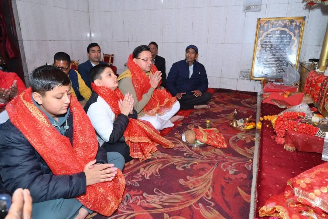 मुख्यमंत्री पुष्कर सिंह धामी ने माँ सुरकंडा देवी मंदिर में किए दर्शन, श्रद्धालुओं और नागरिकों से बातचीत कर लिया फीडबैक। मुख्यमंत्री पुष्कर सिंह धामी ने माँ सुरकंडा देवी मंदिर में किए दर्शन, श्रद्धालुओं और नागरिकों से बातचीत कर लिया फीडबैक।