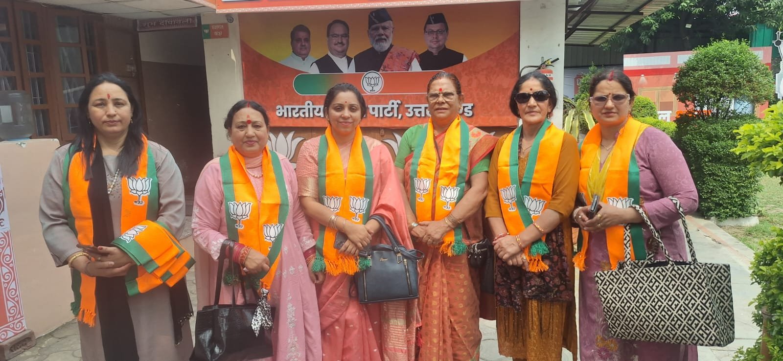 उत्तराखंड महिला मोर्चा के 12 सदस्सीय दल पहुंचा हरियाणा, भाजपा प्रत्याशी के समर्थन में करेंगी प्रचार प्रसार। उत्तराखंड महिला मोर्चा के 12 सदस्सीय दल पहुंचा हरियाणा, भाजपा प्रत्याशी के समर्थन में करेंगी प्रचार प्रसार।