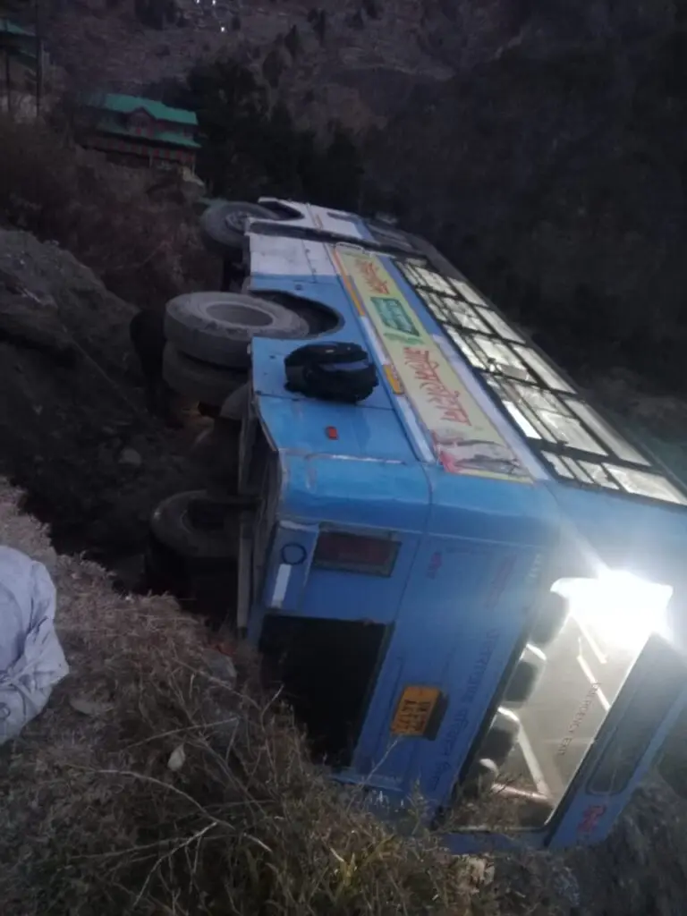 उत्तराखंड में नहीं थम रहे बस हादसे, उत्तरकाशी के जखोल से देहरादून आ रही रोडवेज बस दुर्घटनाग्रस्त। उत्तराखंड में नहीं थम रहे बस हादसे, उत्तरकाशी के जखोल से देहरादून आ रही रोडवेज बस दुर्घटनाग्रस्त।