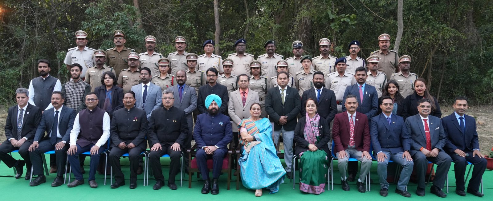 राज्यपाल गुरमीत सिंह ने वन्यजीव प्रबंधन सर्टिफिकेट कोर्स के समापन समारोह में पदक विजेताओं को किया सम्मानित। राज्यपाल गुरमीत सिंह ने वन्यजीव प्रबंधन सर्टिफिकेट कोर्स के समापन समारोह में पदक विजेताओं को किया सम्मानित।