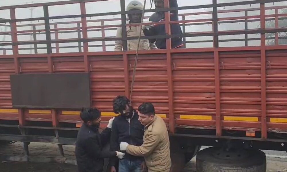 सितारगंज में फैली सनसनी , सड़क किनारे खड़े ट्रक में मिला एक व्यक्ति का लटका शव….