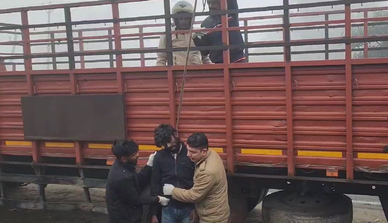 सितारगंज में फैली सनसनी , सड़क किनारे खड़े ट्रक में मिला एक व्यक्ति का लटका शव…. सितारगंज में फैली सनसनी , सड़क किनारे खड़े ट्रक में मिला एक व्यक्ति का लटका शव….