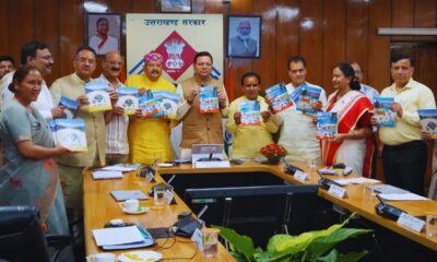 मुख्यमंत्री पुष्कर सिंह धामी ने ‘हमारी विरासत एवं विभूतियां’ पुस्तक का किया विमोचन, नए शिक्षा सत्र में पाठ्यक्रम में होगी शामिल।