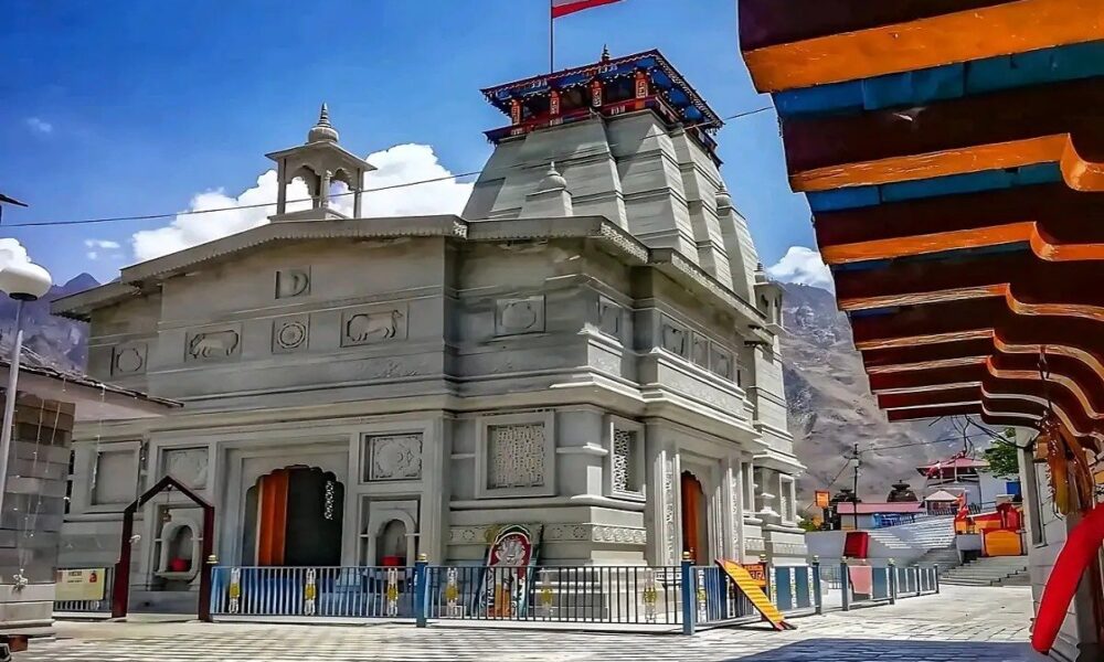 नए साल के पहले दिन श्रद्धालुओं की भारी भीड़, जोशीमठ में नृसिंह मंदिर और शंकराचार्य गद्दी स्थल पर आस्था का उमड़ा सैलाब।
