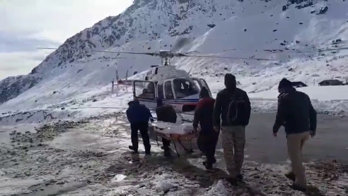 केदारनाथ धाम में सुरक्षा ड्यूटी पर तैनात कर्मचारी की दिल का दौरा पड़ने से मौत, शव को हेलीकॉप्टर से लाया गया ऊखीमठ। केदारनाथ धाम में सुरक्षा ड्यूटी पर तैनात कर्मचारी की दिल का दौरा पड़ने से मौत, शव को हेलीकॉप्टर से लाया गया ऊखीमठ।