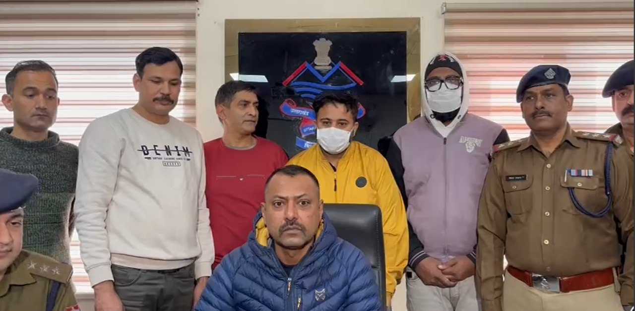 साइबर अपराध पर पुलिस की कड़ी कार्रवाई, ठगी के मामले में 12 आरोपियों को किया गिरफ्तार।
