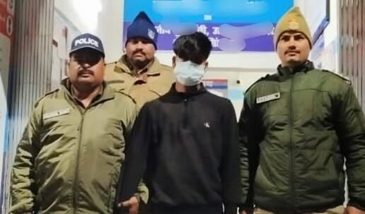 अल्मोड़ा के देघाट में नाबालिग से दुष्कर्म, पुलिस ने त्वरित कार्रवाई कर किया आरोपी को गिरफ्तार। अल्मोड़ा के देघाट में नाबालिग से दुष्कर्म, पुलिस ने त्वरित कार्रवाई कर किया आरोपी को गिरफ्तार।