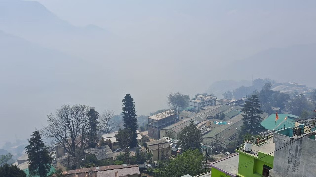 उत्तराखंड में मौसम की आंख मिचौली जारी, सुबह-शाम कोहरे से ठंड और दिन में धूप से राहत।