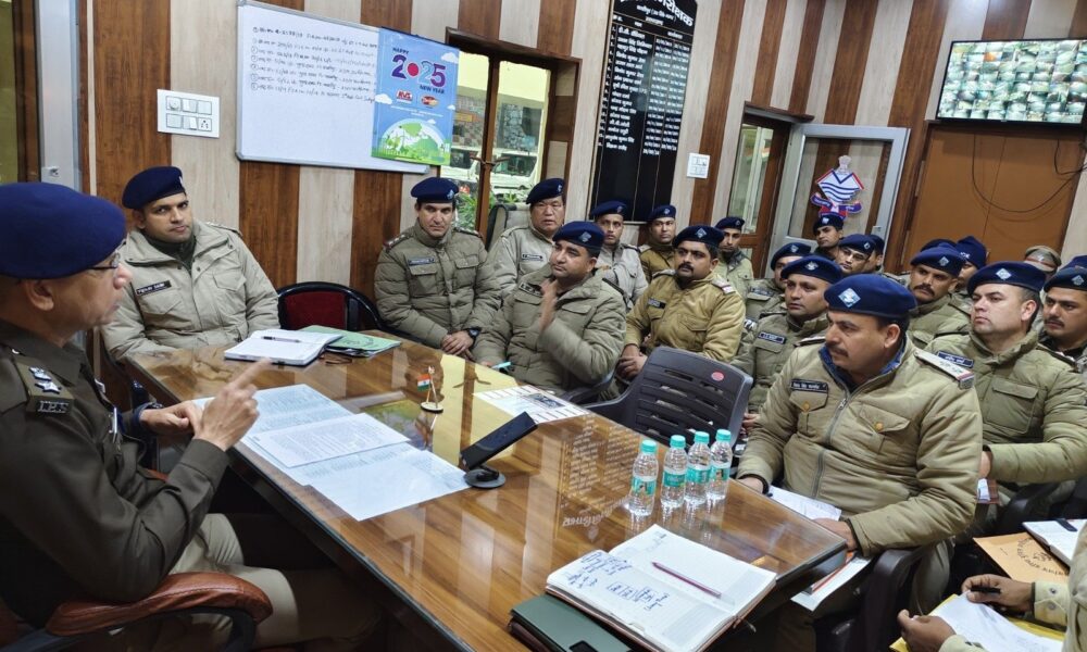 आगामी चुनाव को लेकर एसएसपी ने थानेदारों को दिए सख्त निर्देश, कानून व्यवस्था को बनाए रखने पर जोर।
