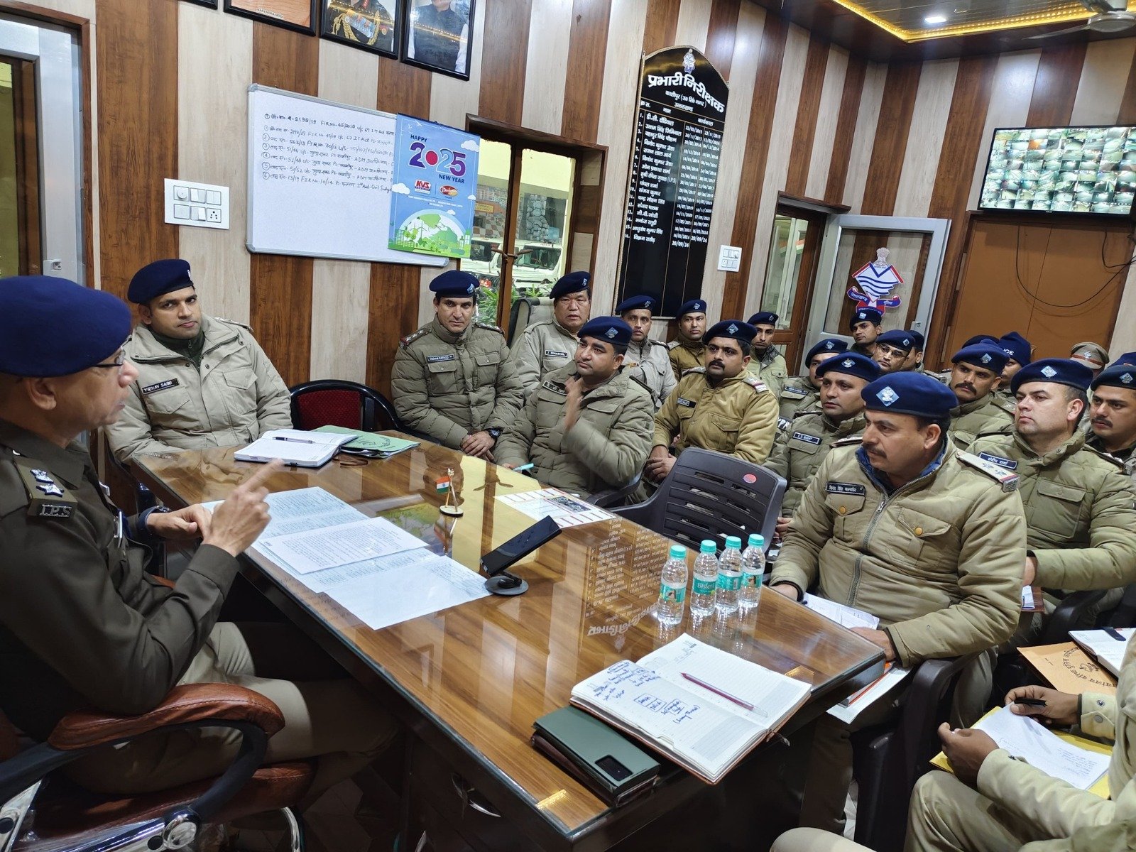 आगामी चुनाव को लेकर एसएसपी ने थानेदारों को दिए सख्त निर्देश, कानून व्यवस्था को बनाए रखने पर जोर। आगामी चुनाव को लेकर एसएसपी ने थानेदारों को दिए सख्त निर्देश, कानून व्यवस्था को बनाए रखने पर जोर।