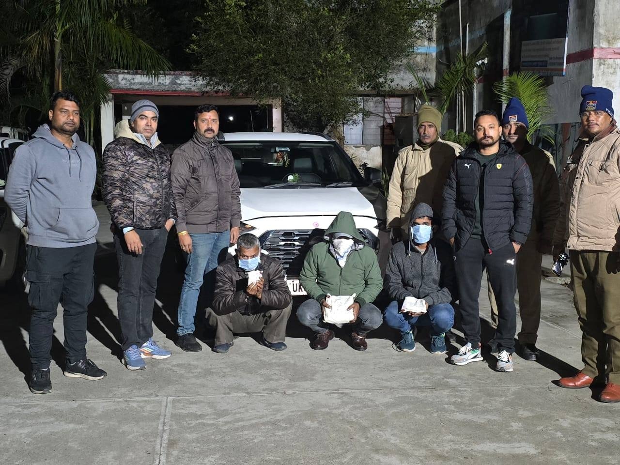 नशे के कारोबार में लिप्त 5 तस्करों को नैनीताल पुलिस ने दबोचा, 7 किलो चरस बरामद। नशे के कारोबार में लिप्त 5 तस्करों को नैनीताल पुलिस ने दबोचा, 7 किलो चरस बरामद।