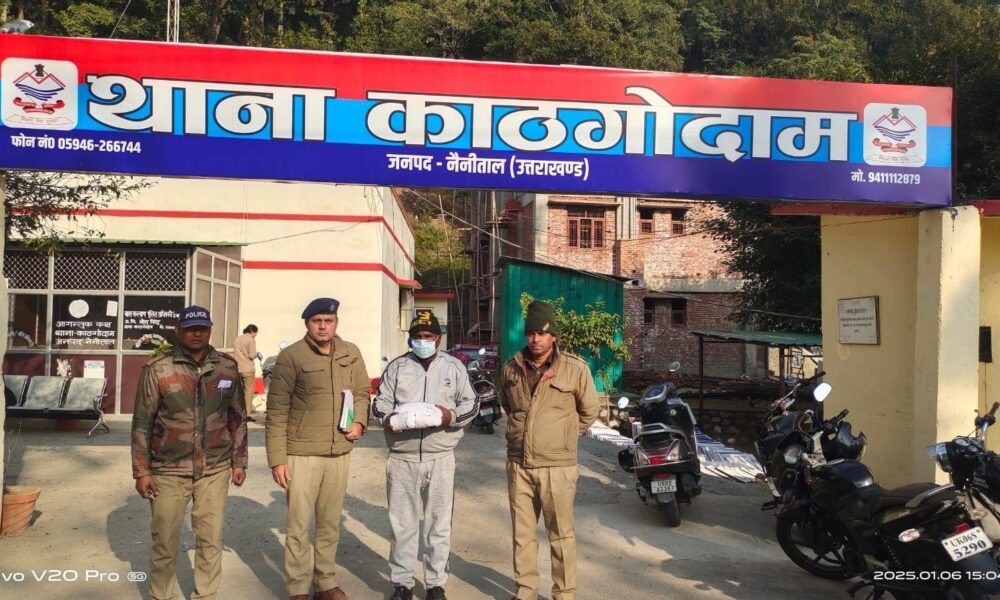 फर्जी पुलिसवाले को काठगोदाम पुलिस ने दबोचा, उत्तर प्रदेश पुलिस की वर्दी पहनकर करता था धोखाधड़ी…