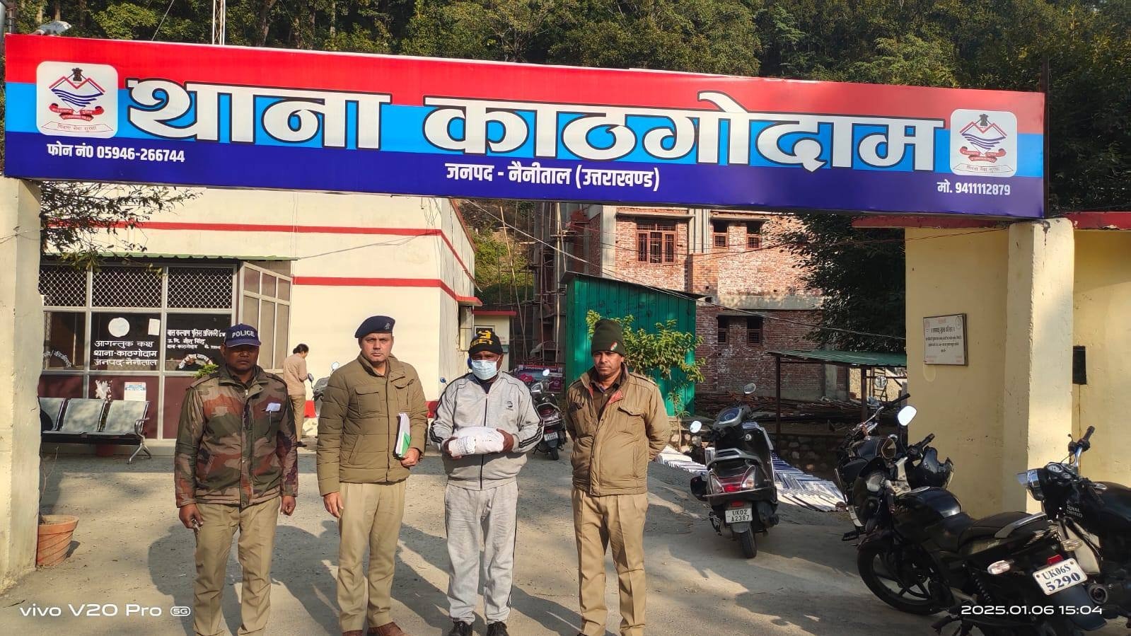 फर्जी पुलिसवाले को काठगोदाम पुलिस ने दबोचा, उत्तर प्रदेश पुलिस की वर्दी पहनकर करता था धोखाधड़ी… फर्जी पुलिसवाले को काठगोदाम पुलिस ने दबोचा, उत्तर प्रदेश पुलिस की वर्दी पहनकर करता था धोखाधड़ी…