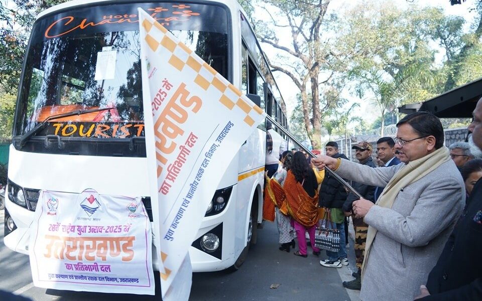 उत्तराखंड के 72 सदस्यीय दल को मुख्यमंत्री धामी ने किया फ्लैग ऑफ, 28वें राष्ट्रीय युवा उत्सव में करेंगे प्रतिभाग।
