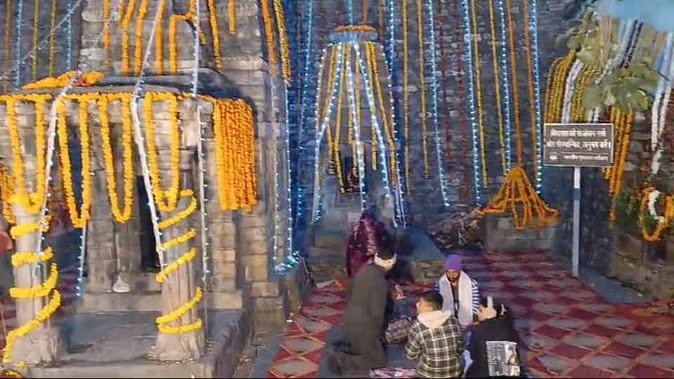 मकर संक्रांति पर श्रद्धालुओं के लिए खोले गए आदिबदरी मंदिर के कपाट, वेद ऋचाओं से भक्तिमय हुआ माहौल मकर संक्रांति पर श्रद्धालुओं के लिए खोले गए आदिबदरी मंदिर के कपाट, वेद ऋचाओं से भक्तिमय हुआ माहौल