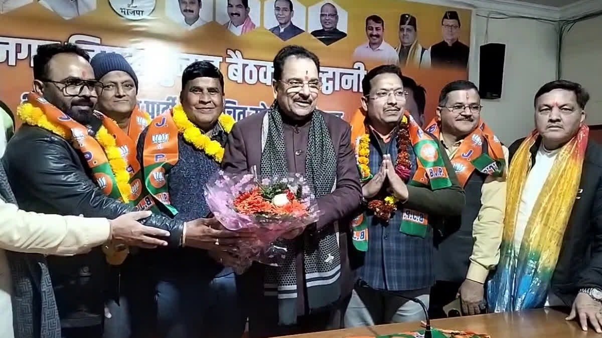 निकाय चुनाव के बीच कांग्रेस को लगा बड़ा झटका, इंदिरा हृदयेश के करीबी सौरभ भट्ट ने थामा भाजपा का दामन… निकाय चुनाव के बीच कांग्रेस को लगा बड़ा झटका, इंदिरा हृदयेश के करीबी सौरभ भट्ट ने थामा भाजपा का दामन…