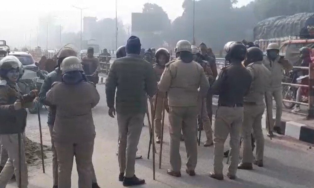 हिस्ट्रीशीटर की गिरफ्तारी के बाद समर्थकों ने कोतवाली में किया हंगामा, पुलिस ने किया लाठीचार्ज…