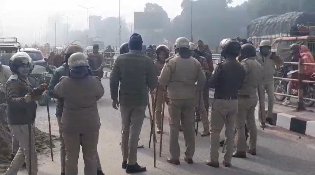 हिस्ट्रीशीटर की गिरफ्तारी के बाद समर्थकों ने कोतवाली में किया हंगामा, पुलिस ने किया लाठीचार्ज… हिस्ट्रीशीटर की गिरफ्तारी के बाद समर्थकों ने कोतवाली में किया हंगामा, पुलिस ने किया लाठीचार्ज…