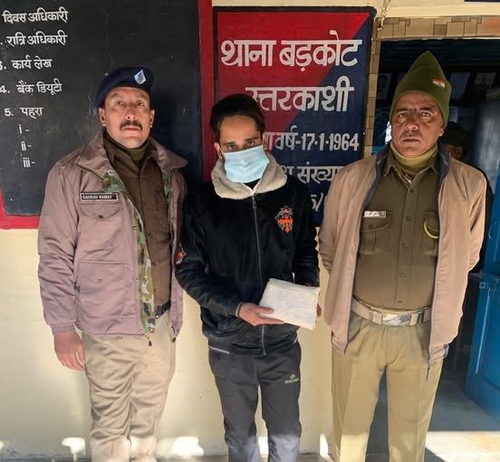 उत्तरकाशी पुलिस की बड़ी सफलता, 10 ग्राम स्मैक के साथ डंफर चालक को किया गिरफ्तार… उत्तरकाशी पुलिस की बड़ी सफलता, 10 ग्राम स्मैक के साथ डंफर चालक को किया गिरफ्तार…