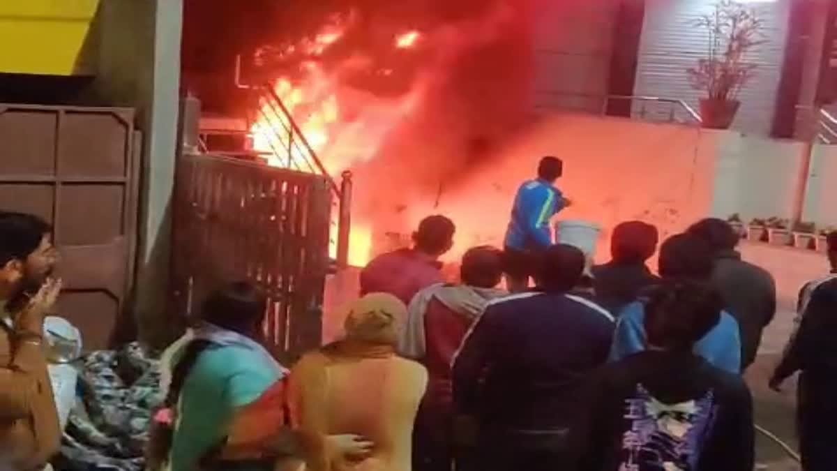 देहरादून में फर्नीचर दुकान में लगी भीषण आग, लाखों का सामान जलकर राख… देहरादून में फर्नीचर दुकान में लगी भीषण आग, लाखों का सामान जलकर राख…