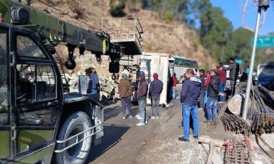 यमुनोत्री हाईवे पर दोबाटा के पास सड़क पर पलटा डंपर, चालक ने कूदकर बचाई जान…