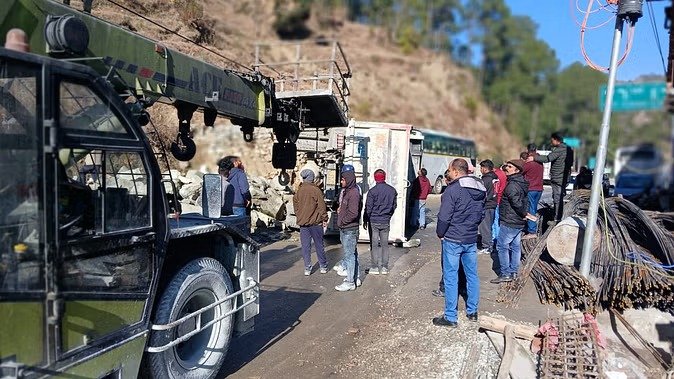 यमुनोत्री हाईवे पर दोबाटा के पास सड़क पर पलटा डंपर, चालक ने कूदकर बचाई जान… यमुनोत्री हाईवे पर दोबाटा के पास सड़क पर पलटा डंपर, चालक ने कूदकर बचाई जान…