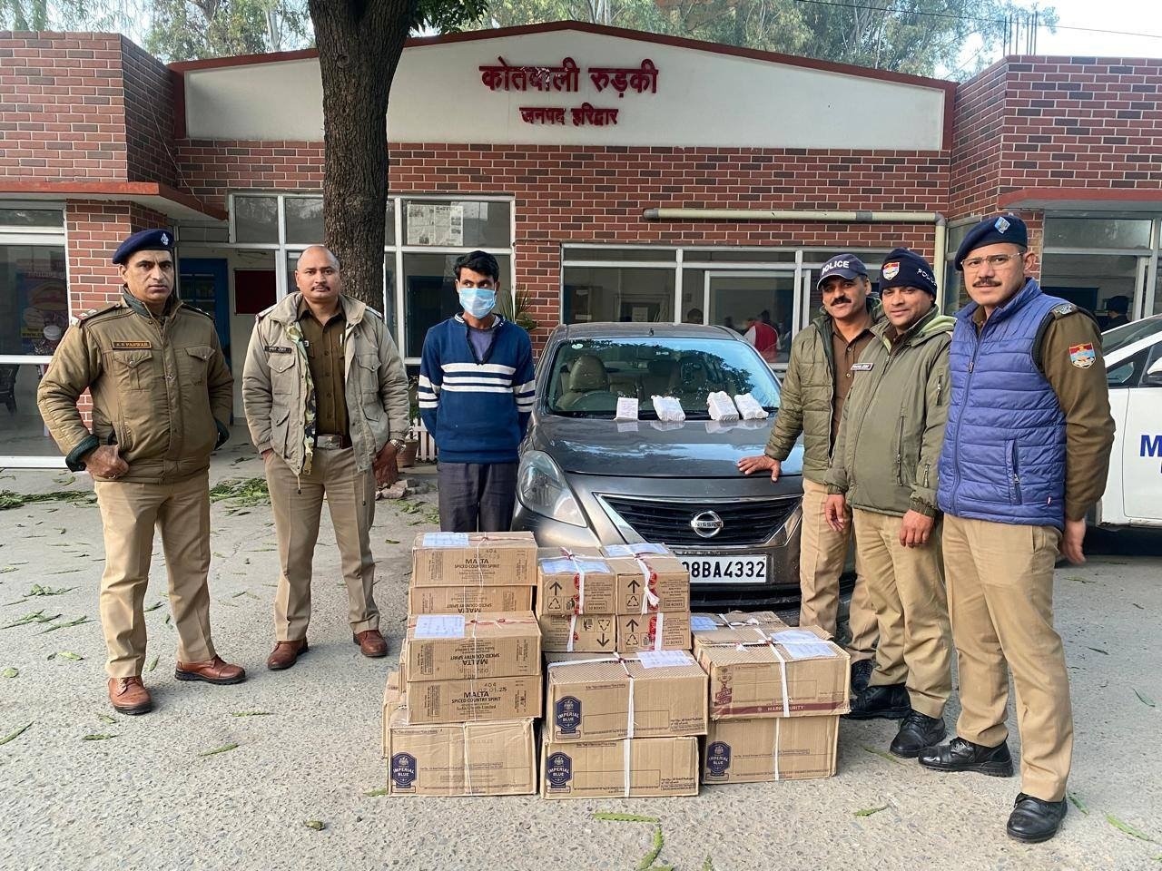 हरिद्वार पुलिस ने नगर निकाय चुनाव के मद्देनजर शराब की बड़ी खेप पकड़ी, आरोपी गिरफ्तार। हरिद्वार पुलिस ने नगर निकाय चुनाव के मद्देनजर शराब की बड़ी खेप पकड़ी, आरोपी गिरफ्तार।
