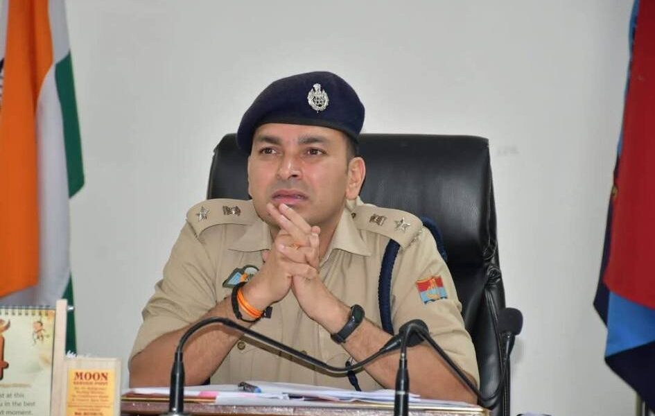 एसएसपी प्रह्लाद नारायण मीणा ने संदिग्ध के फरार होने के मामले में की बड़ी कार्रवाई, चौकी इंचार्ज समेत तीन पुलिसकर्मी निलंबित।