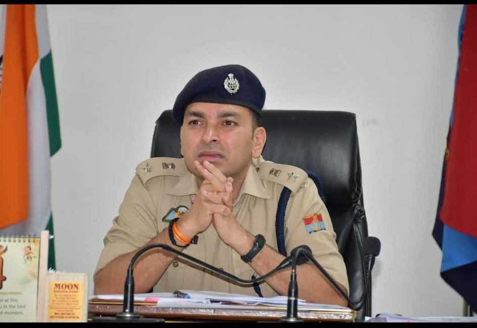एसएसपी प्रह्लाद नारायण मीणा ने संदिग्ध के फरार होने के मामले में की बड़ी कार्रवाई, चौकी इंचार्ज समेत तीन पुलिसकर्मी निलंबित। एसएसपी प्रह्लाद नारायण मीणा ने संदिग्ध के फरार होने के मामले में की बड़ी कार्रवाई, चौकी इंचार्ज समेत तीन पुलिसकर्मी निलंबित।