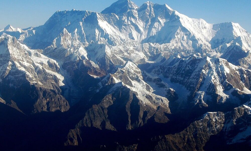 नेपाल ने माउंट एवरेस्ट पर चढ़ाई के लिए परमिट शुल्क में 36 प्रतिशत की वृद्धि, बताये पर्यावरणीय कारण…