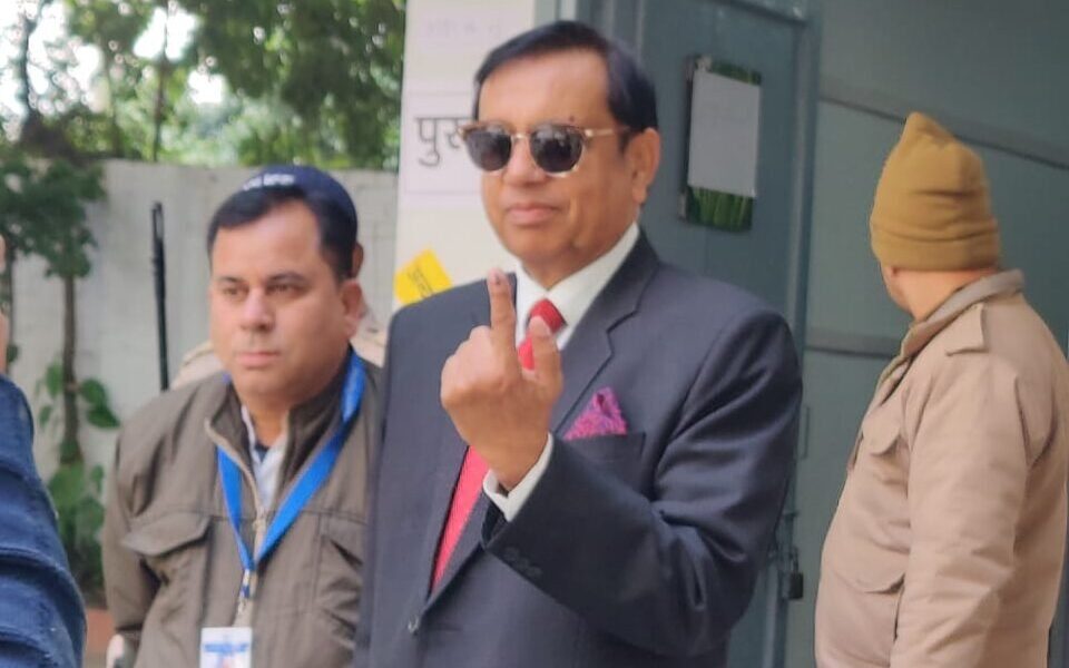 राज्य निर्वाचन आयुक्त सुशील कुमार ने किया मतदान, लोगों से की मतदान की अपील…
