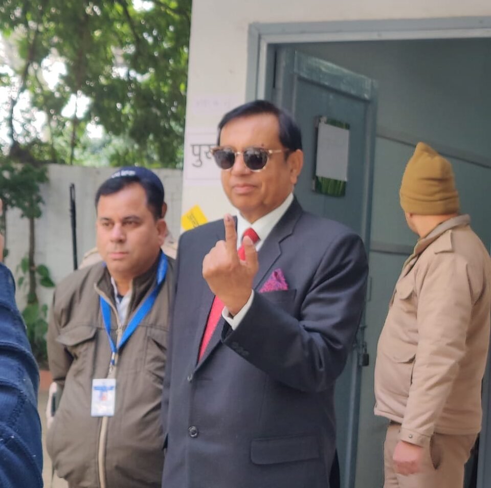 राज्य निर्वाचन आयुक्त सुशील कुमार ने किया मतदान, लोगों से की मतदान की अपील… राज्य निर्वाचन आयुक्त सुशील कुमार ने किया मतदान, लोगों से की मतदान की अपील…